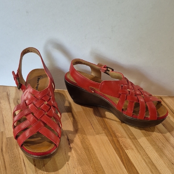 BareTraps Red Wedge Sandals with Intricate Design - Picture 1 of 8